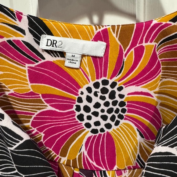 DR2 Floral V-Neck Blouse – Size Medium‎ - Picture 4 of 6